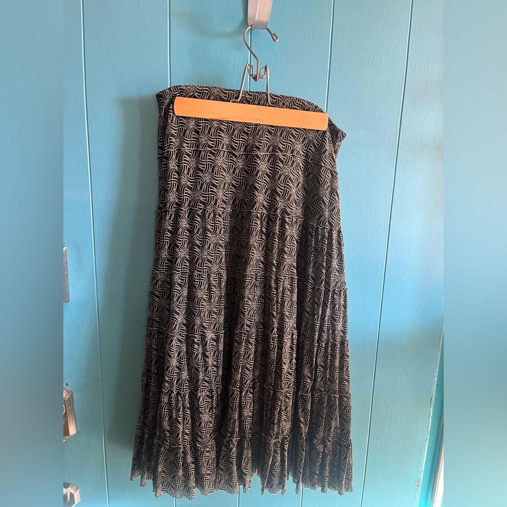🌷2/$10 Max Studio Black and Cream Swirl Print Skirt